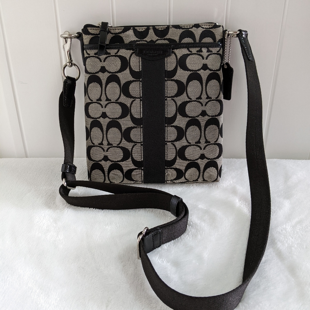COACH Signature Canvas Swing pack